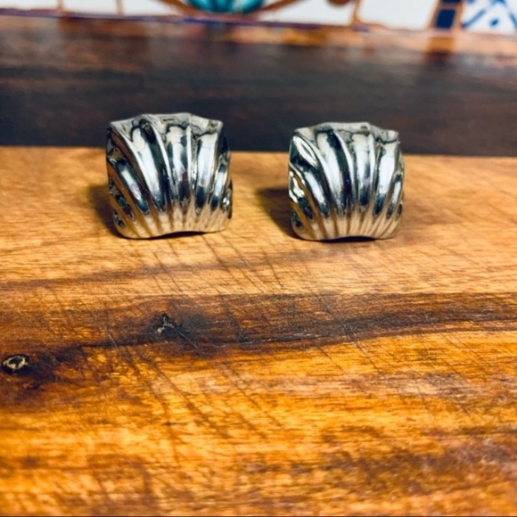 Vintage Clip and Screw Back Rhodium Shell Shaped Earrings - Picture 4 of 5